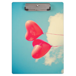 Carpeta De Pinza Globos del corazón rojo contra cielo nublado