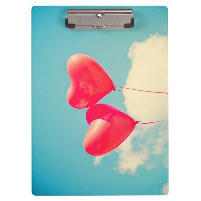 Carpeta De Pinza Globos del corazón rojo contra cielo nublado (Anverso)