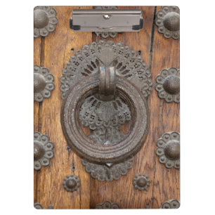 Carpeta De Pinza Golpeador metalizado en puerta de madera vieja