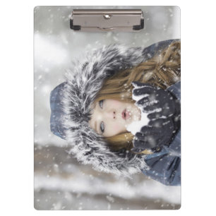 Carpeta De Pinza Hermoso Chica en un abrigo de invierno con nieve