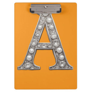 Carpeta De Pinza Letra A con joyas sobre fondo amarillo