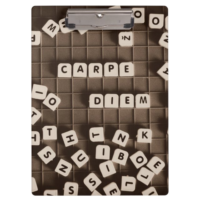 Carpeta De Pinza Letra Carpe Diem Scrambled Tiles (Anverso)
