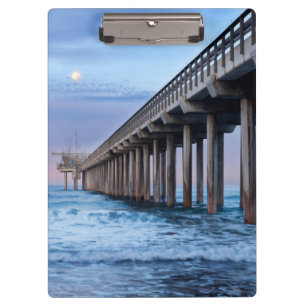 Carpeta De Pinza Luna llena sobre el muelle, California