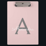 Carpeta De Pinza Monograma de Rubor Pink Gold Moderno Script Girly<br><div class="desc">Portapapeles de planeamiento de nombres de monograma rosa y gris de Rubor. Esto hace que el dulce perfecto cumpleaños 16,  boda,  ducha de novia,  aniversario,  ducha de bebé o fiesta de soltera sea regalo para alguien que ama el lujo glam y los estilos de moda.</div>
