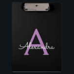 Carpeta De Pinza Morado Black Script Girly Monograma Nombre<br><div class="desc">Portapapeles de planeación de nombres de monograma negro y púrpura. Esto hace que el dulce perfecto cumpleaños 16,  boda,  ducha de novia,  aniversario,  ducha de bebé o fiesta de soltera sea regalo para alguien que ama el lujo glam y los estilos de moda.</div>