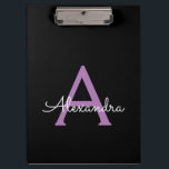 Carpeta De Pinza Morado Black Script Girly Monograma Nombre<br><div class="desc">Portapapeles de planeación de nombres de monograma negro y púrpura. Esto hace que el dulce perfecto cumpleaños 16,  boda,  ducha de novia,  aniversario,  ducha de bebé o fiesta de soltera sea regalo para alguien que ama el lujo glam y los estilos de moda.</div>