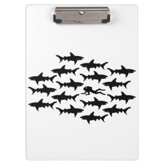 Carpeta De Pinza Natación del buceador con una escuela de tiburones