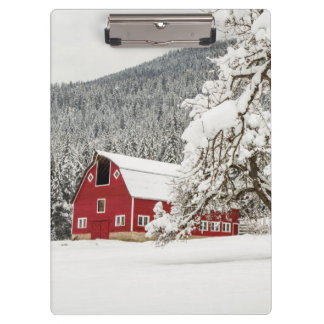 Carpeta De Pinza Nieve fresca en granero rojo
