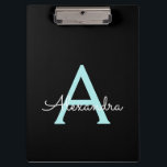 Carpeta De Pinza Nombre con monograma de letra cursiva azul teal ac<br><div class="desc">Portapapeles de planificación de nombre monograma azul teal y negro. Este es el regalo perfecto para cumpleaños número 16,  boda,  despedida de soltera,  aniversario,  baby shower o fiesta de despedida para alguien que ama el lujo y los estilos elegantes.</div>