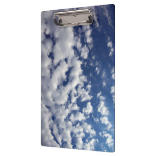 Carpeta De Pinza Nubes hinchadas en el cielo azul
