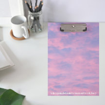 Nubes rosadas en contra de la Biblia Sky