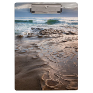 Carpeta De Pinza Ola rompiendo en la playa, California