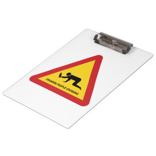CARPETA DE PINZA PERSONAS BORRADAS CRUZANDO EL RÓTULO DE TRÁFICO