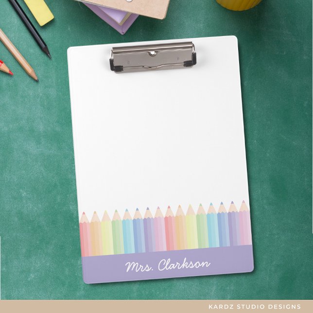Carpeta De Pinza Profesor personalizado de lápices de arcoiris púrp (Personalize this pastel color pencils rainbow clipboard for your favorite teacher.)
