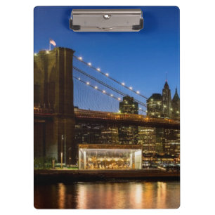 Carpeta De Pinza Puente de Manhattan y de Brooklyn en la oscuridad