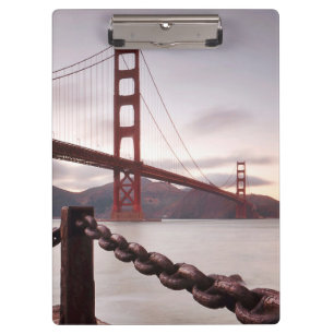 Carpeta De Pinza Puente Golden Gate contra las montañas