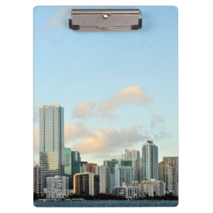 Carpeta De Pinza Rascacielos de Miami contra el cielo claro ancho