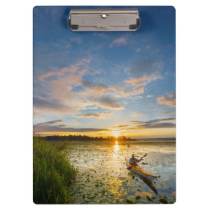 Carpeta De Pinza Remero masculino remando kayak marino en aguas tra