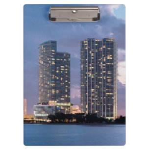 Carpeta De Pinza Torres del condominio en la costa en Miami