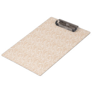 Carpeta De Pinza Una alfombra marrón con un motivo intrincado yace 
