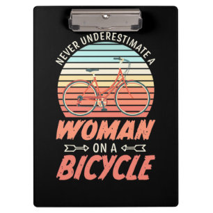 Carpeta De Pinza Una Mujer En Una Bicicleta