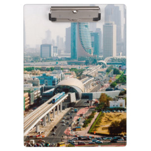 Carpeta De Pinza Vista de la línea de metro de la ciudad y rascaci