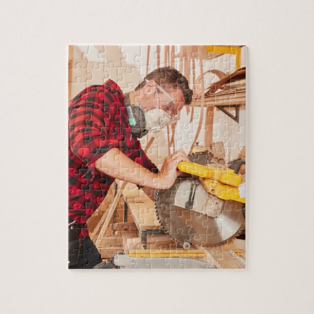 Carpintero De Madera En El Taller Del Rompecabezas (Vertical)