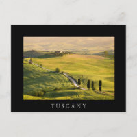 Carretera blanca en el paisaje toscano postal negr