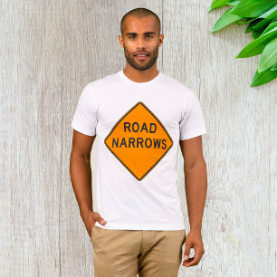 Carretera estrecha Rótulo vial con camiseta