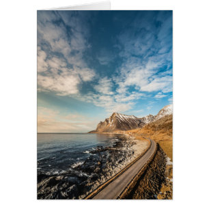 Carretera hacia la tarjeta panorámica Vikten Norue