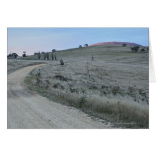 Carretera nacional en la salida del sol, cerca de