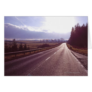 Carretera principal con bajo sol invernal.