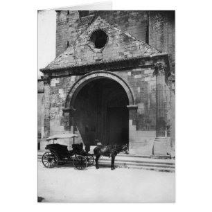 Carrito esperando antes del porche de la catedral