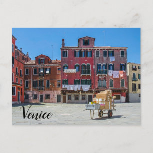 Carro con cajas en la postal de Venecia