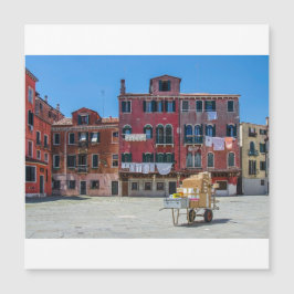 Carro con cajas en Venecia