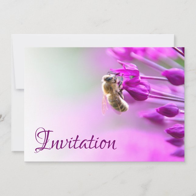 Carta de invitación encantadora con flores y abeja (Anverso)