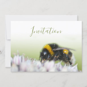 Carta de invitación encantadora con flores y abeja