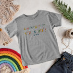 Cartas arcoiris coloridas | 1.ª jornada escolar<br><div class="desc">¡Abran el primer día de clase con esta camiseta de niño pequeño "Solo con vibes de jardín de infancia"! Con coloridas letras de arcoíris y un diseño lúdico, este tee es perfecto para los pequeños que se meten en su viaje escolar. Fabricado con tejidos suaves e inmaculados, garantiza el confort...</div>