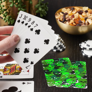 Cartas clásicas de juego con camuflaje verde y cal