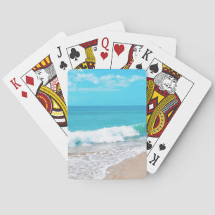 Cartas clásicas de juego con olas de playa y paisa