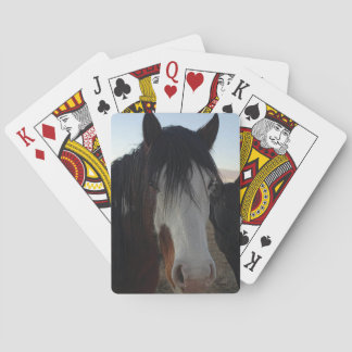 Cartas de juego con pelo en los ojos