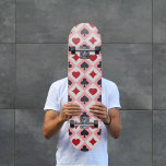 Cartas de juego de vintage Colores Skateboard<br><div class="desc">Un bonito Skateboard con los famosos colores de las cartas en un estilo vintage y en forma de cruz que incluye el corazón,  las espadas,  los diamantes y el trébol de los amantes de los juegos de cartas: paseo y juego.</div>