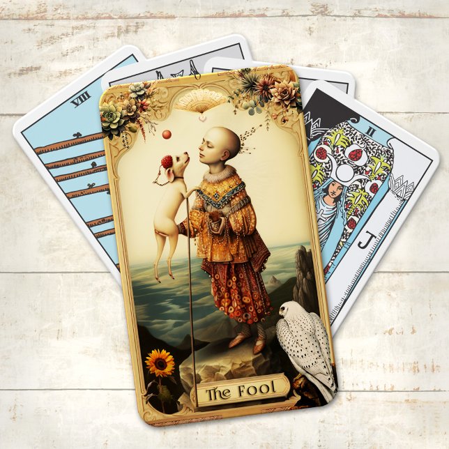 Cartas de tarot de la fantasía tradicional (Deck of tarot cards featuring a vintage style painting of the Fool)