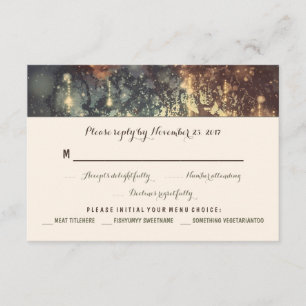 cartas RSVP de boda romántica en árbol de luces