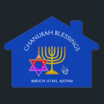 Cartel BARUCÍA ATAH ADONAI| Bendiciones Chanukah<br><div class="desc">Elegante y moderno Rótulo HANUKKKAH BENDICGS Yard para realzar su atractivo de curbio. El diseño muestra un MENORAH de color oro con la ESTRELLA multicolor DE DAVID y DREIDEL gris plateado. En la parte superior hay un texto curvo que dice BENDICIONES DE CHANUKAH y debajo del texto dice BARUCH ATAH,...</div>