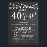 Cartel de invitación de 40 años de sorpresa<br><div class="desc">Sorpresa 40 cumpleaños Invitación Carpintero fondo con String Lights.Blanco y negro. 13. 15. 16. 18. 20. 21. 30. 40. 50. 60. 70. 80. 90. 100. Cualquier edad. Cumpleaños de adultos. Fiesta de cumpleaños de hombre o mujer. Para más personalización, haga clic en el botón "Personalizar" y utilice nuestra herramienta de...</div>