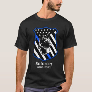 Cartel de la policía con nombre de camiseta