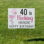 Cartel Flocking Flamingo 40th Birthday Yard<br><div class="desc">Reloj el patio de tus amigos con graciosos carteles de cumpleaños 40. Haga una fiesta de cumpleaños de flamingo y sorprenda a su amigo amante flamingo con un divertido cartel de cumpleaños feliz. Añade su edad de cumpleaños a cualquier mujer que esté acudiendo en tropel. Coordinar con ideas de fiesta...</div>