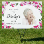 Cartel Pink White Floral 60th Birthday Welcome Yard<br><div class="desc">Un marco elegante de paneles acuáticos rodea los detalles y la foto de tu fiesta de cumpleaños número 60. La luminosa y colorida magenta, rosa y blanca floral es perfecta para celebrar el cumpleaños de primavera o verano. Todo el texto es editable, por lo que puede crear sólo la apariencia...</div>