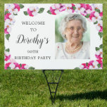 Cartel Pink White Floral 90th Birthday Welcome Yard<br><div class="desc">Un marco elegante de paneles acuáticos rodea los detalles y la foto de tu fiesta de cumpleaños número 90. La luminosa y colorida magenta, rosa y blanca floral es perfecta para celebrar el cumpleaños de primavera o verano. Todo el texto es editable, por lo que puede crear sólo la apariencia...</div>